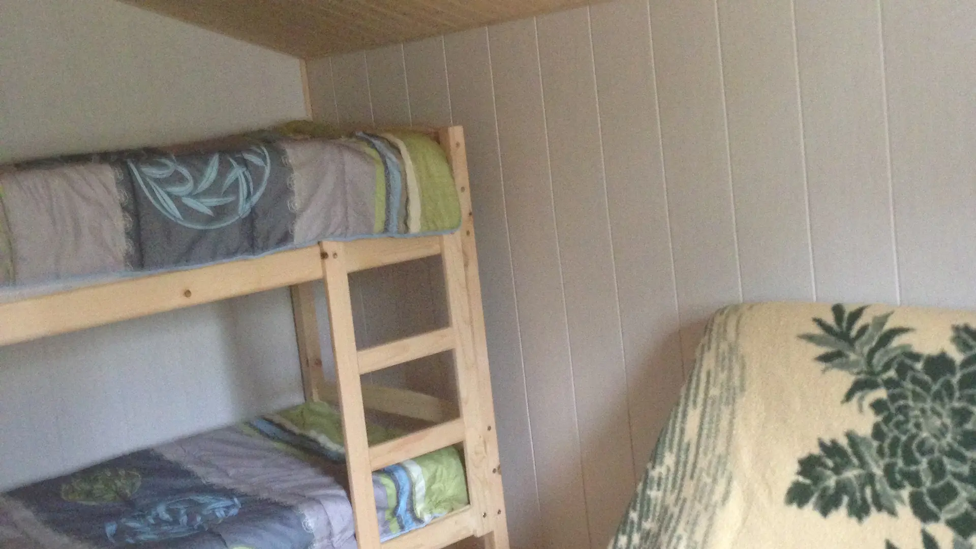 Chambre avec lits superposés et canapé convertible