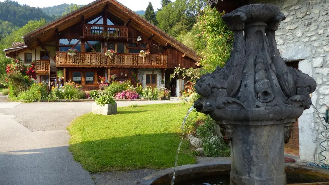 Vue générale du chalet en été . au premier plan fontaine des chênets réalisée en 1887.