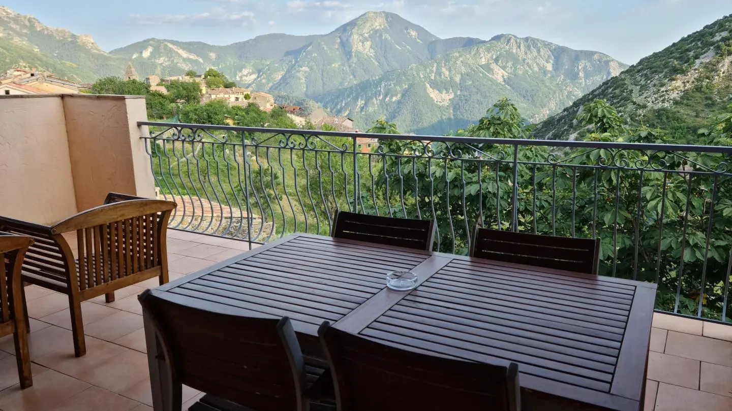 Gîte Les Amandiers d'Utelle-Coin repas extérieur-Utelle-Gîtes de France des Alpes-Maritimes