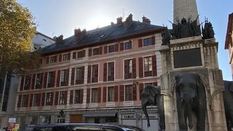 Véhicule noir garé devant la fontaine des éléphants à Chambéry