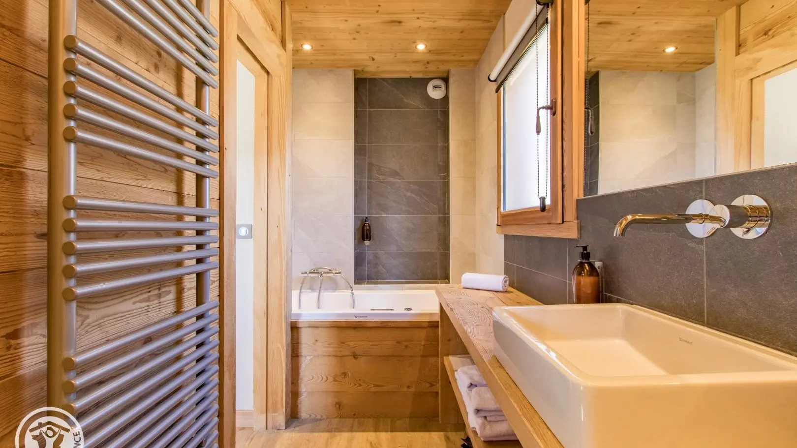 salle de bain avec baignoire balnéo