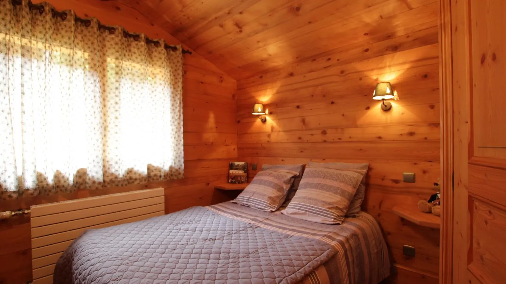 Au même niveau supérieur, chambre avec 1 lit 140cm.