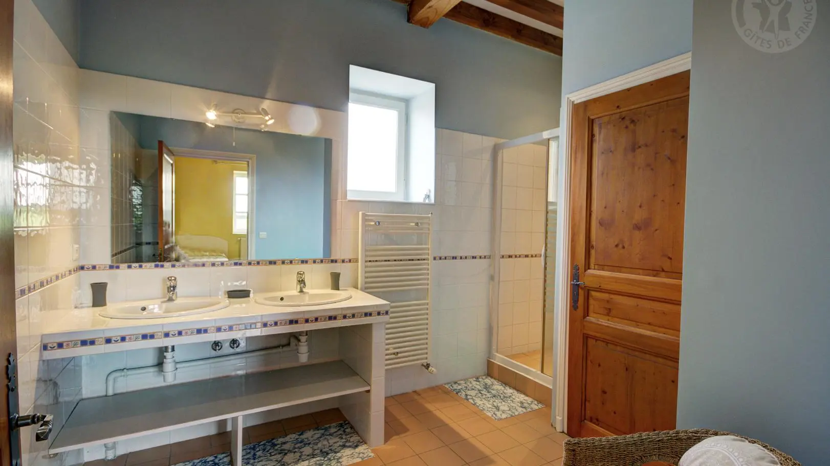 Le Beauplan 1 : sanitaire complet privatif de la chambre lavande, à l'étage.