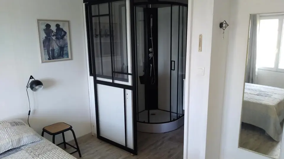 Salle d'eau avec douche