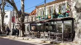 Juste devant le terrain de boule les jours de grand match