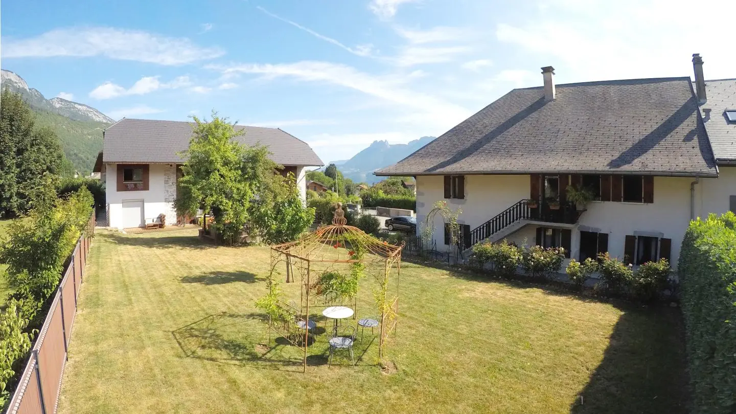 Vue du jardin avec sur la droite les deux gîtes Arolle et Eterlou, et à gauche la chambre d'hôtes Grangelitte.