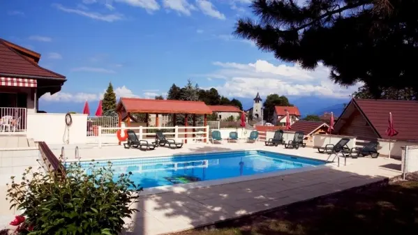 Chalet parc naturel de Chartreuse à Chapareillan (Isère) - piscine commune