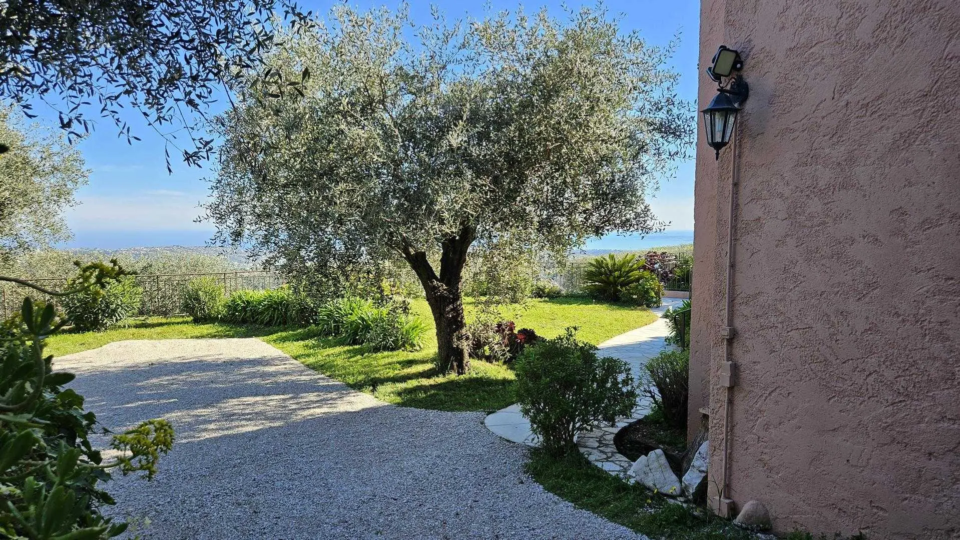 Les Oliviers de St-Jeannet- Stationnement attenant au Gîte