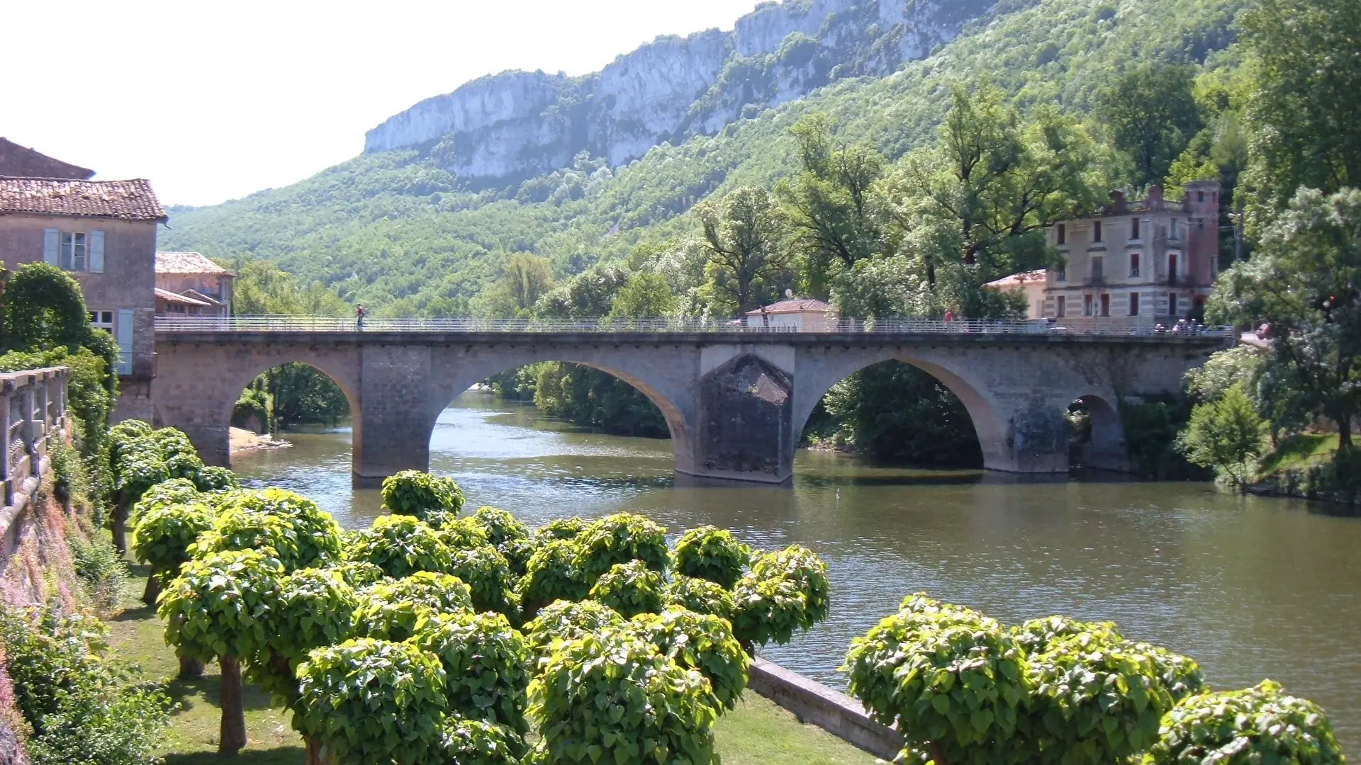 St Antonin - Vue sur le pont et les falaises du Roc d'Anglars