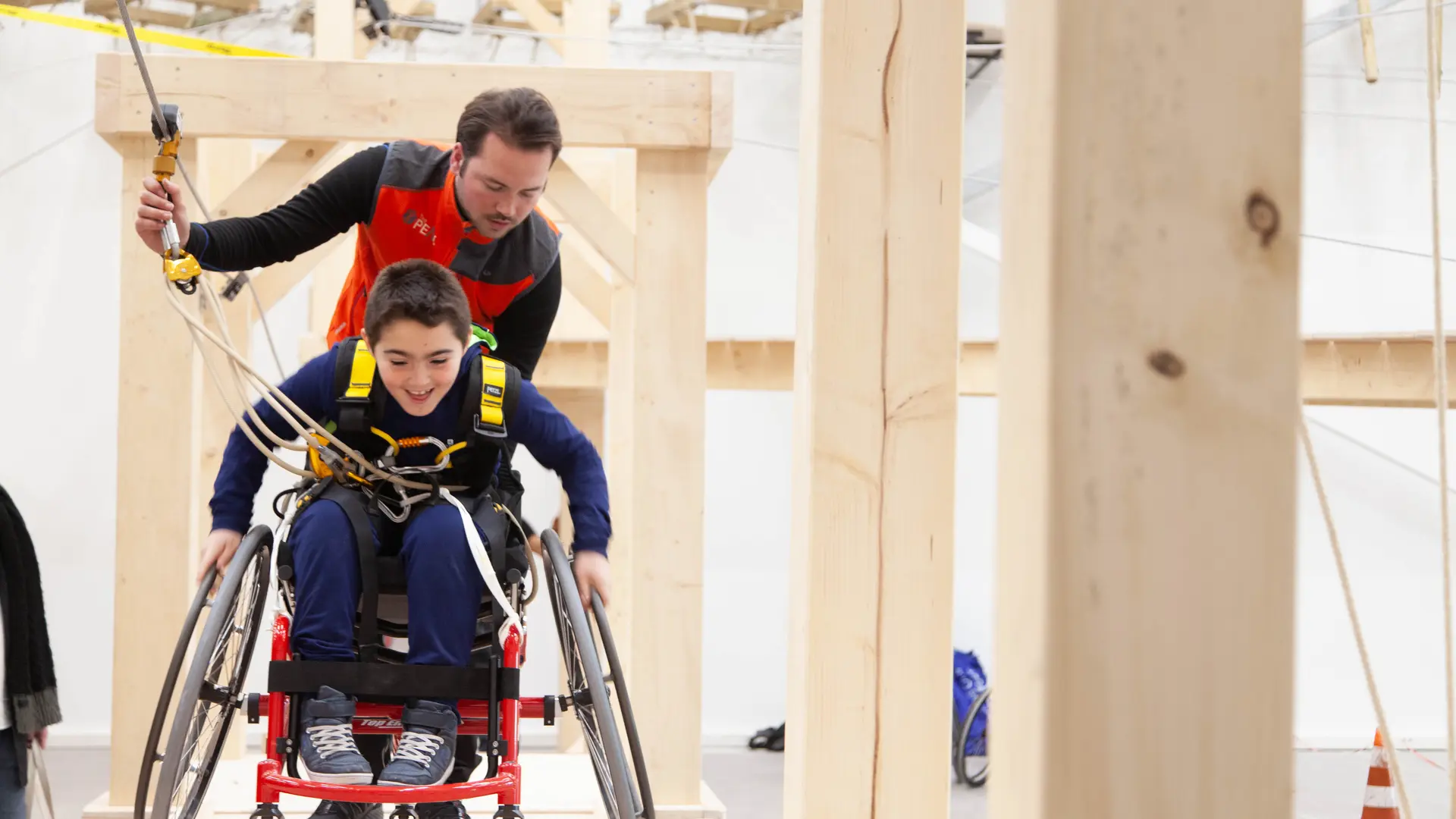 Jeune garçon PMR faisant le parcours