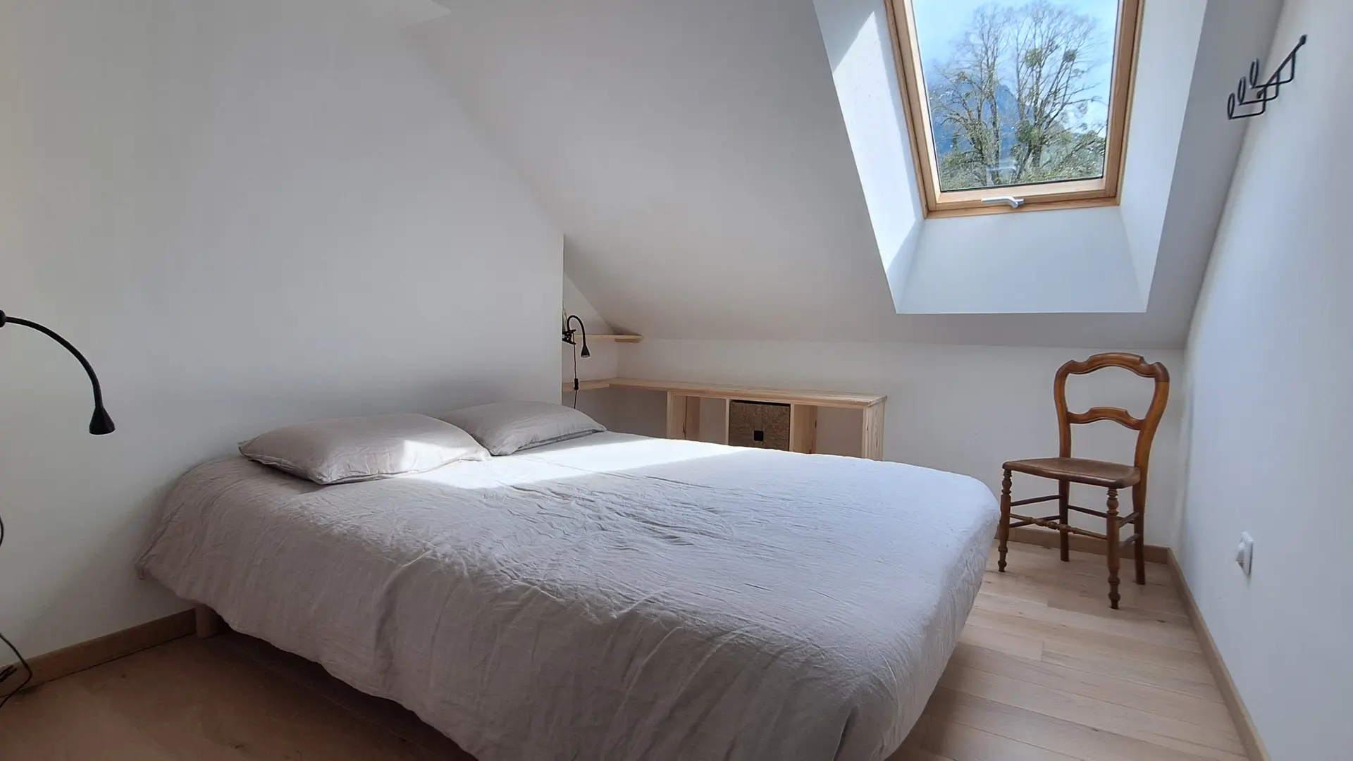 Chambre lumineuse avec un velux