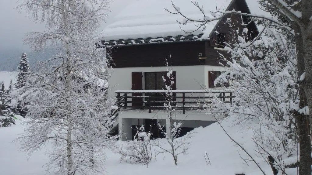 chalet sous la neige