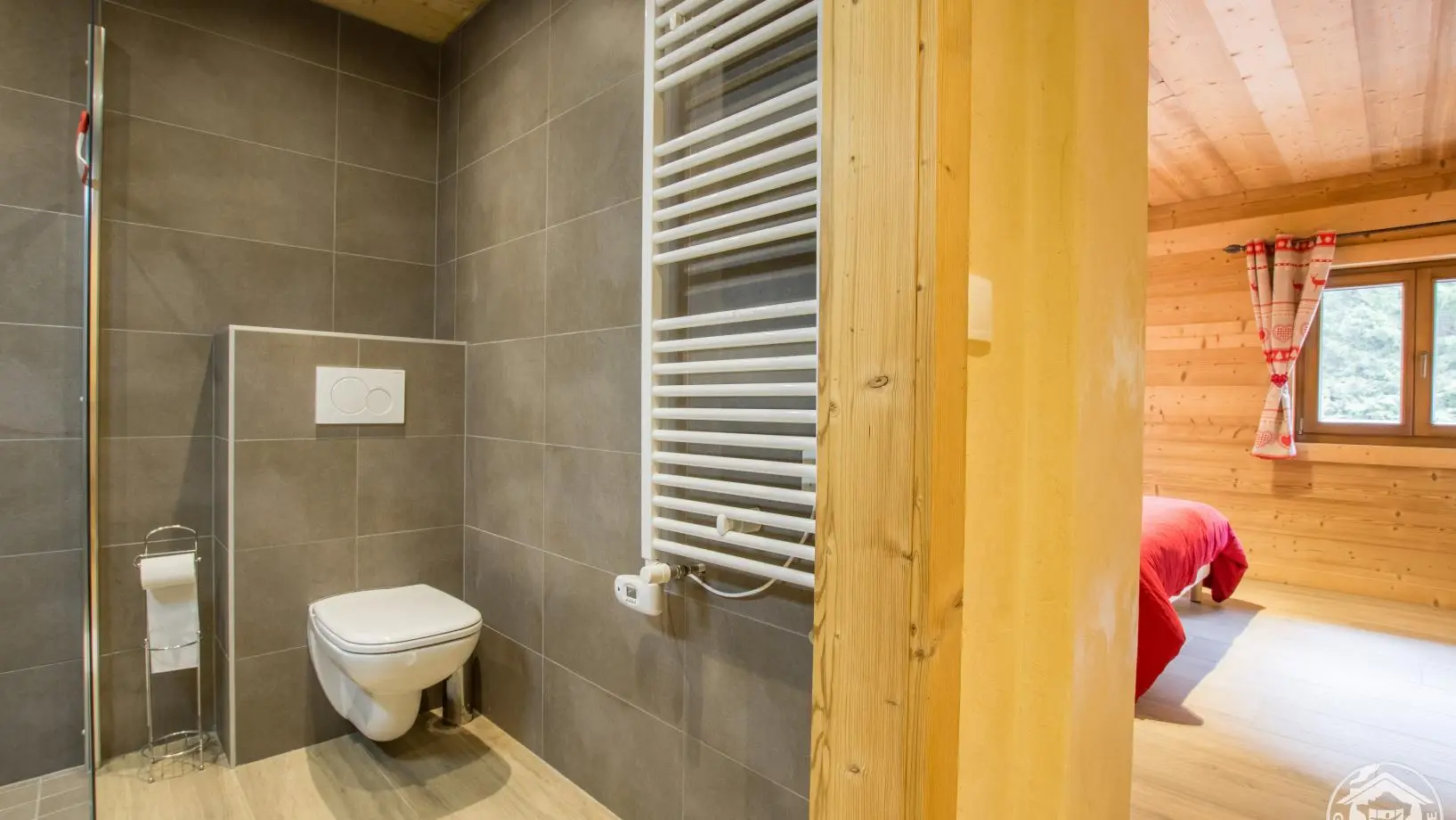 Chambre 2 au rez-de-chaussée avec 1 lit 2 personnes, salle d'eau