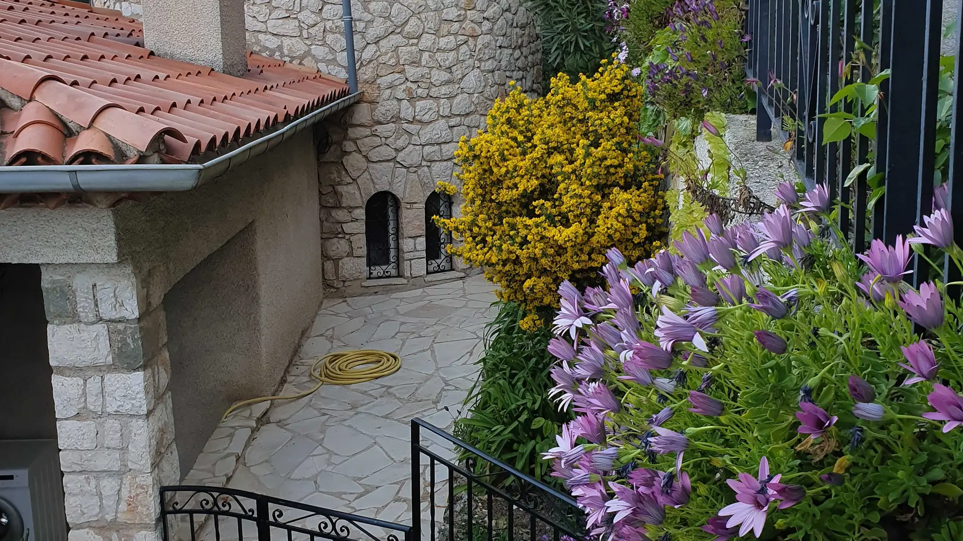 Gîte Villa Bel Horizon-Patio d'entrée-Eze-Gîtes de France des Alpes-Maritimes