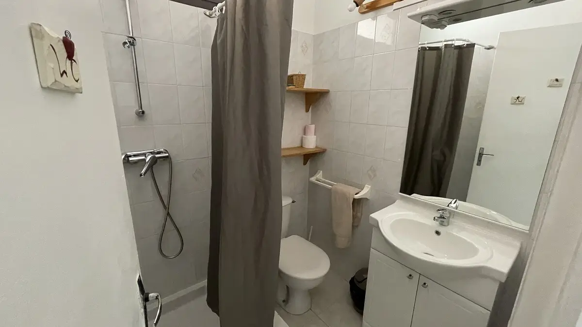 Salle de bains carrelée lumineuSalle de bains carrelée lumineuse avec bac à douche, fenêtrese avec bac à douche