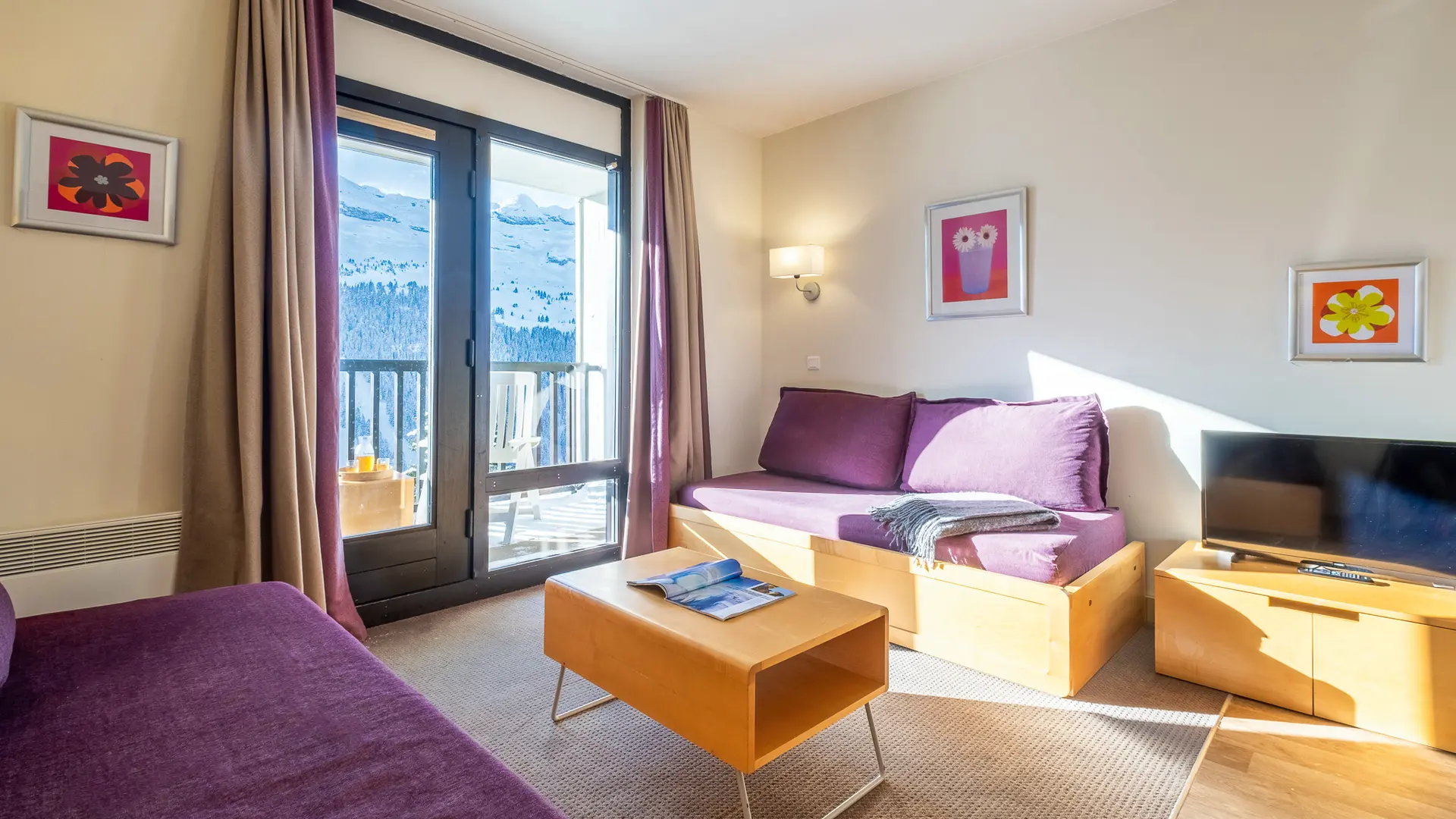 Living room of a F3 flat for 6 people with balcony