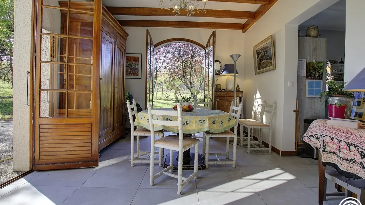 En dehors de la saison estivale, les repas sont pris dans le séjour des propriétaires.