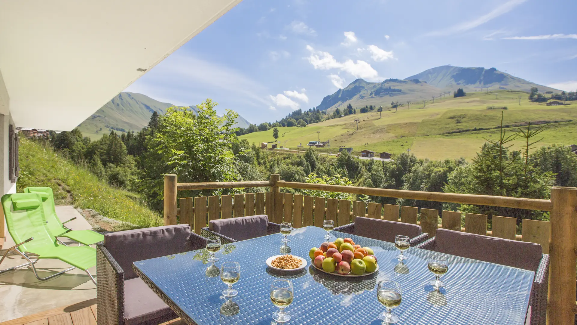 Terrasse avec salon de jardin été/Patio with garden furniture summer-Androsace n°2-Le Grand-Bornand