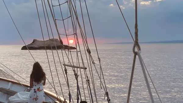 Croisière à la voile sur les îles du Frioul au soleil couchant