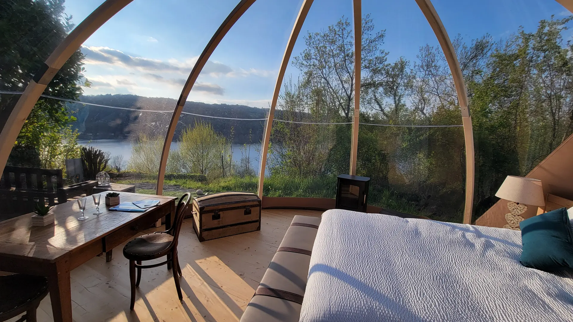 Vue intérieur du dôme de jour, angle avec vue sur le lac