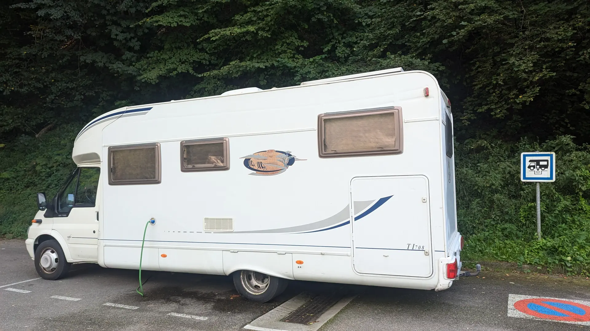 Camping-car blanc en cours de remplissage à une borne