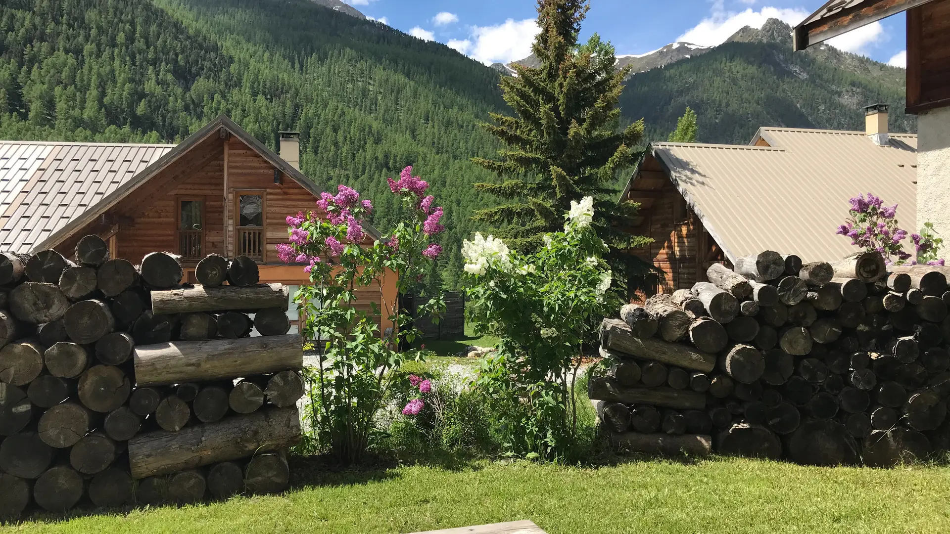 Ce chalet dispose d'une jolie terrasse ensoleillée