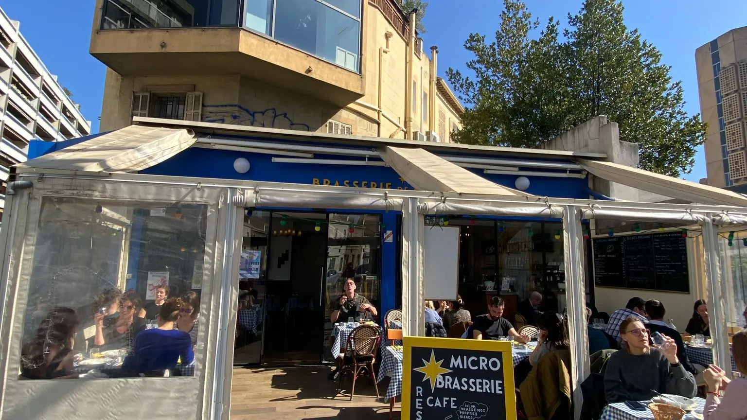 terrasse extérieur ensoleillé