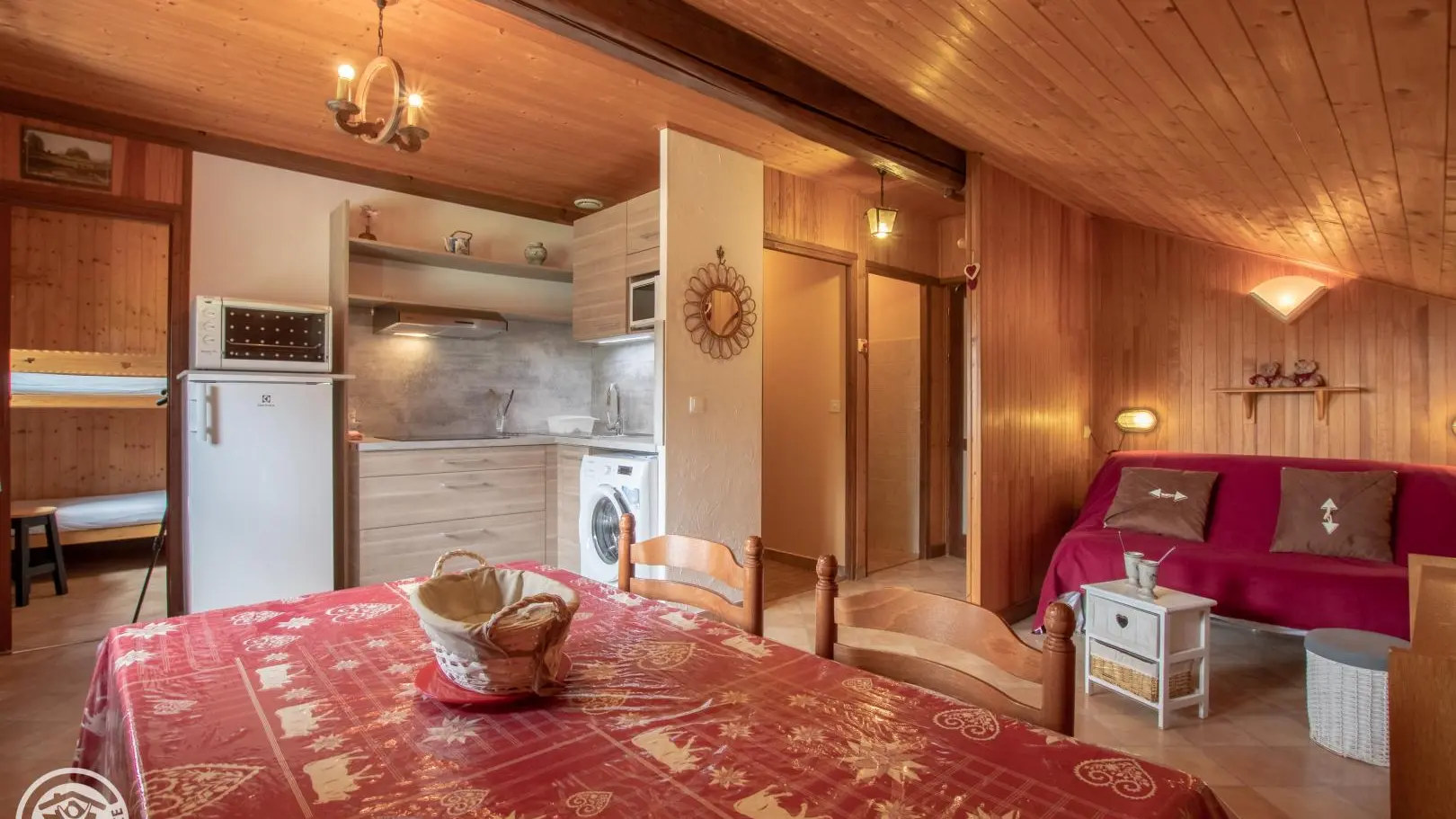 De 1a pièce de vie, accès à la salle de bain et à la chambre.