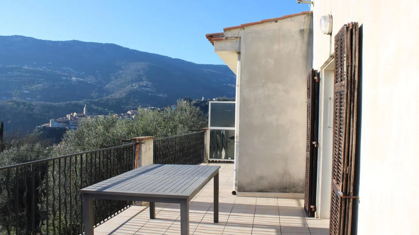 Gîte Macaron-Terrasse-Contes-Gîtes de France des Alpes-Maritimes