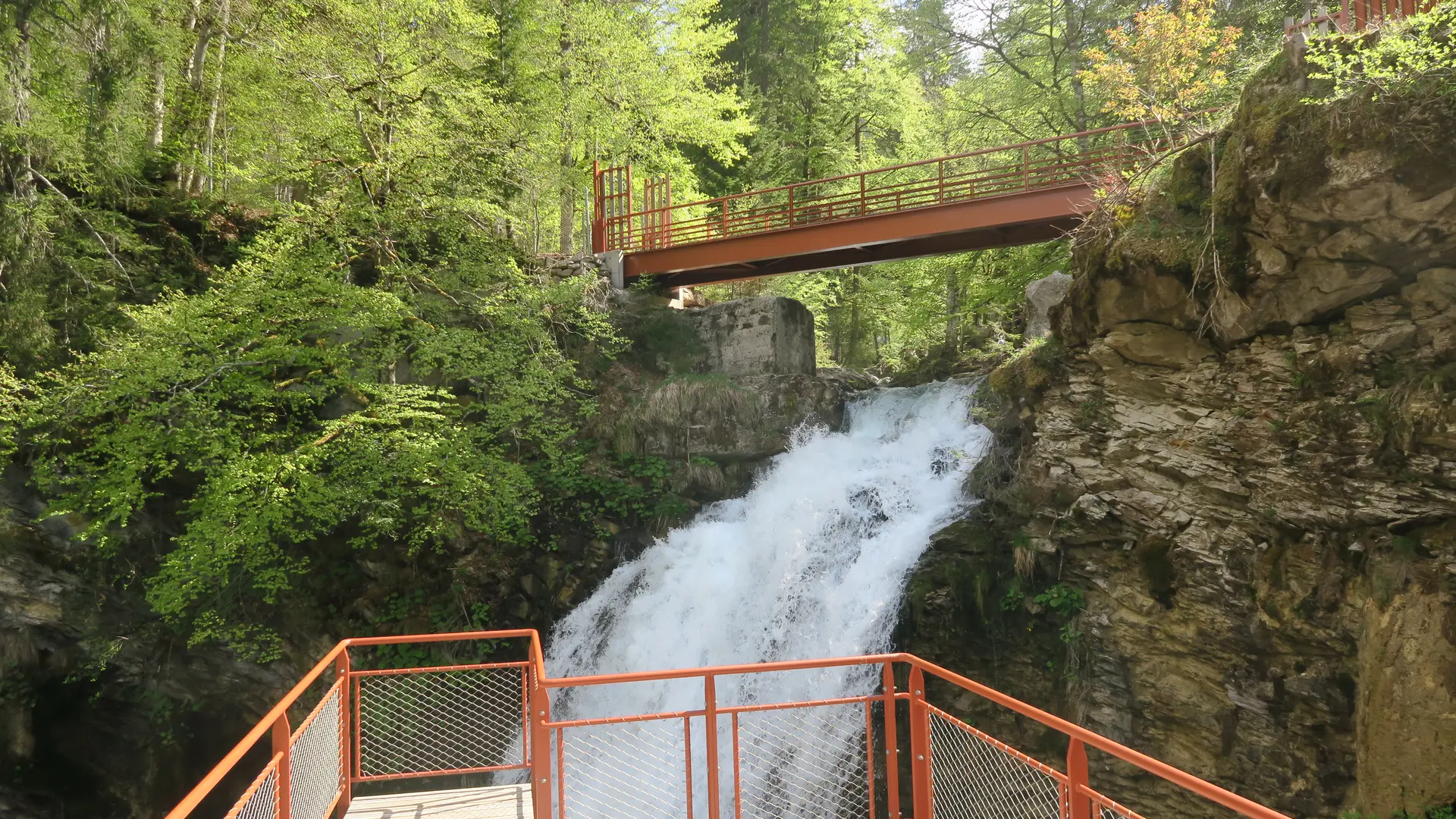 Cascade d'Ardent et la plateforme d'observation