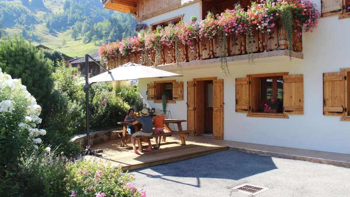 les Marmottes-terrasse-entrée du gîte