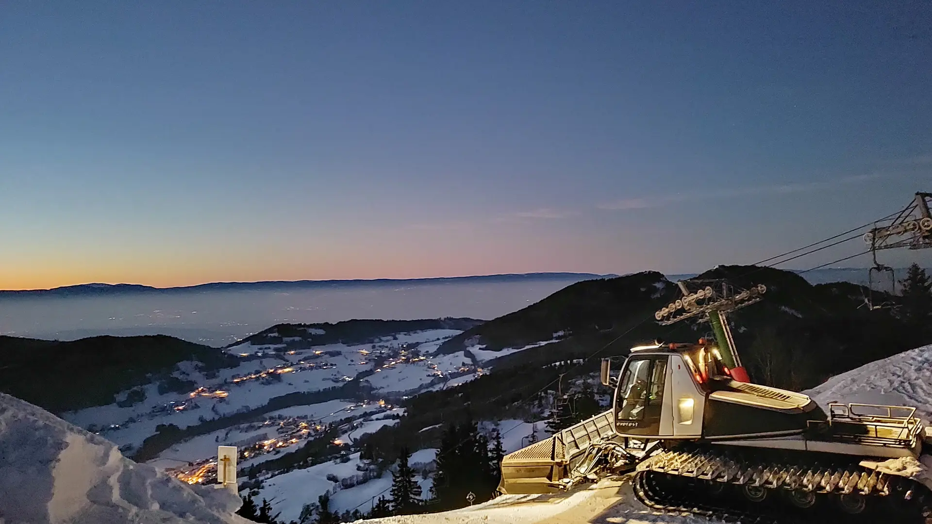 Vue hiver Dameuse de nuit au sommet des Crêtes avec vue sur Habère-Poche
