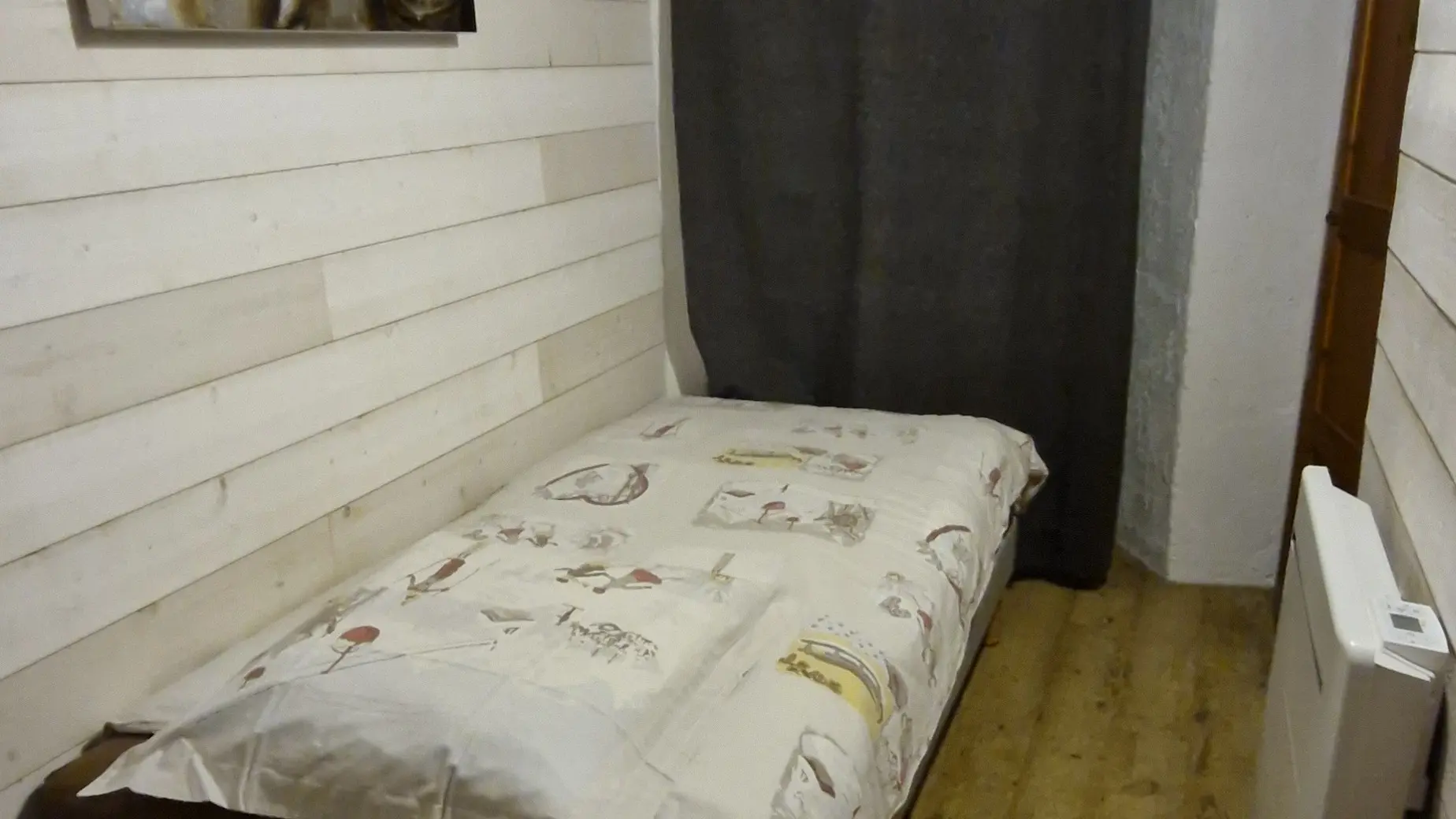 Chambre avec lit une personne