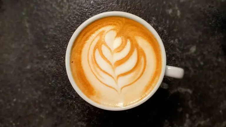 Café con dibujo en la espuma