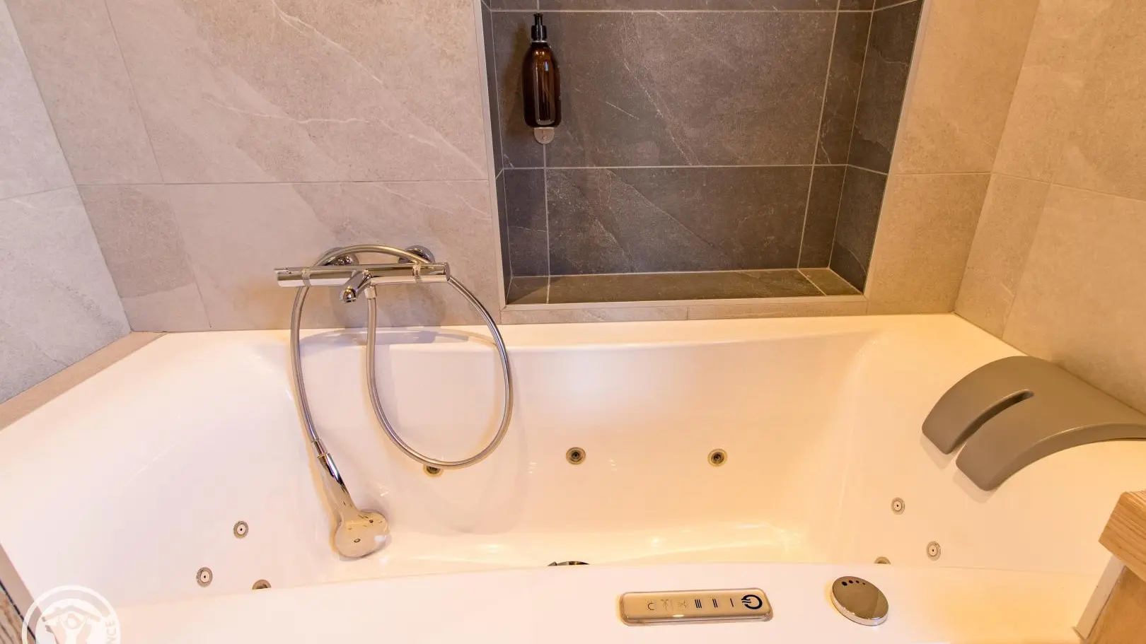 salle de bain avec baignoire balnéo