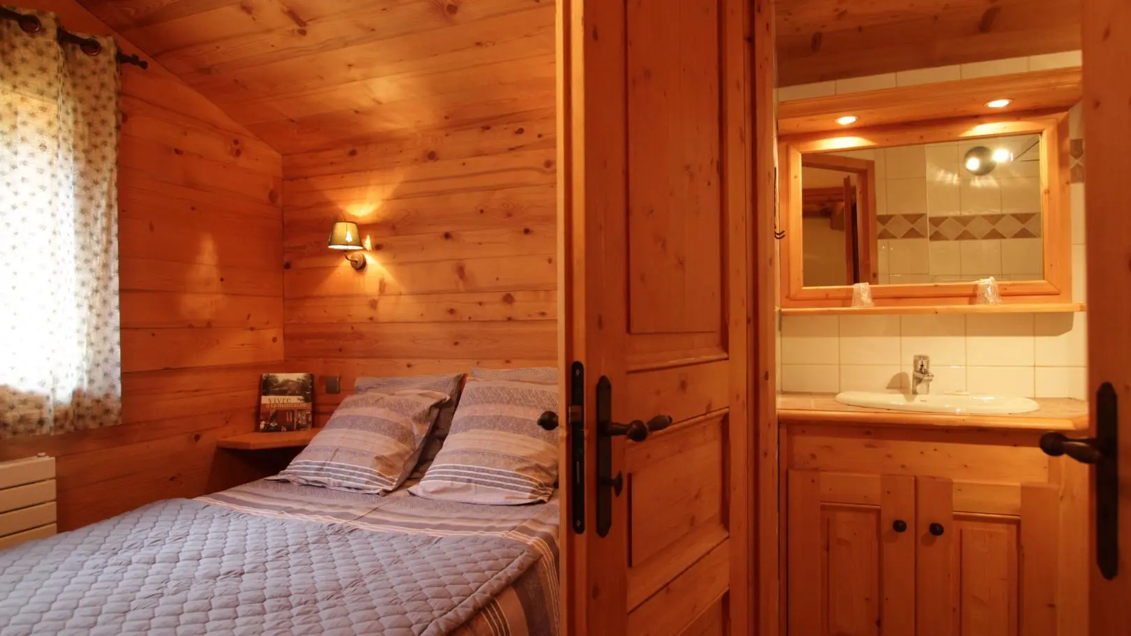 Chambre qui a aussi sa salle d'eau.