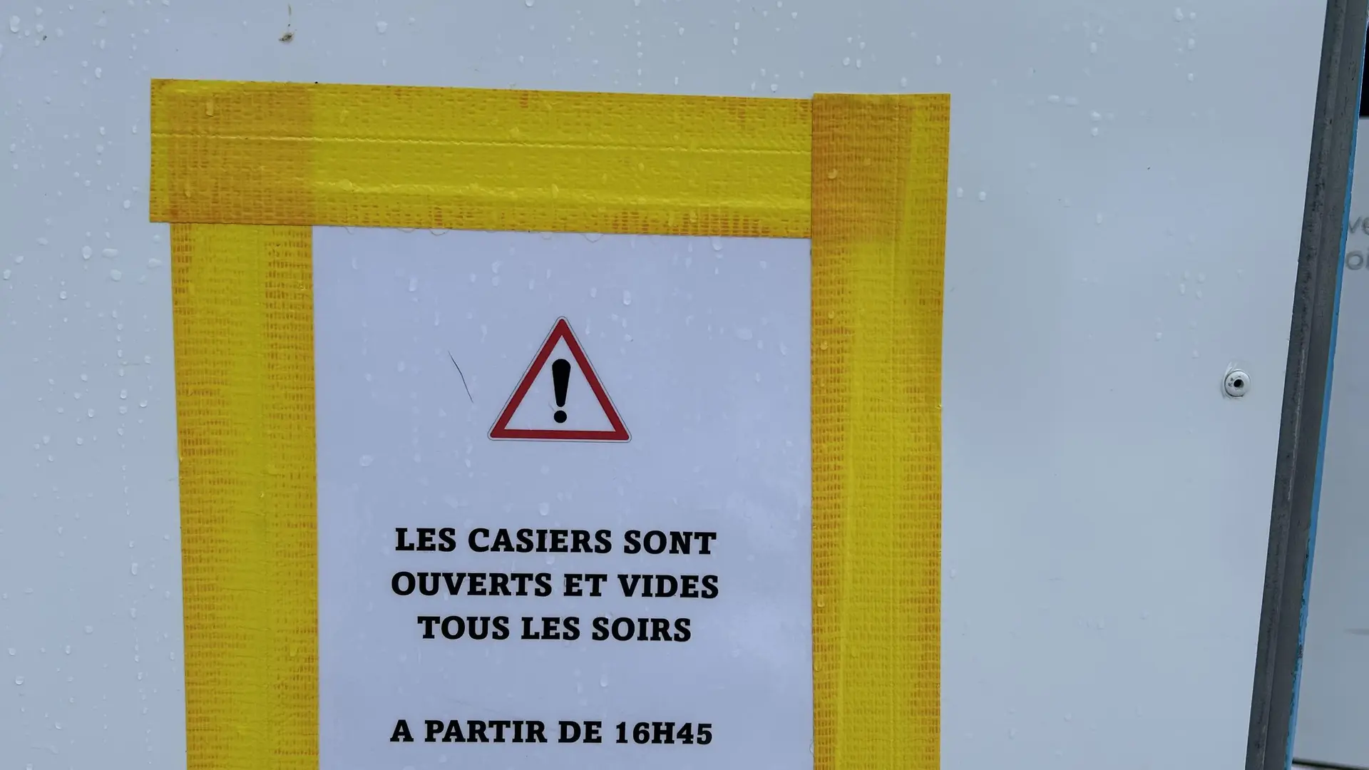Affiche ouverture des casiers tous les soirs à partir de 16h45