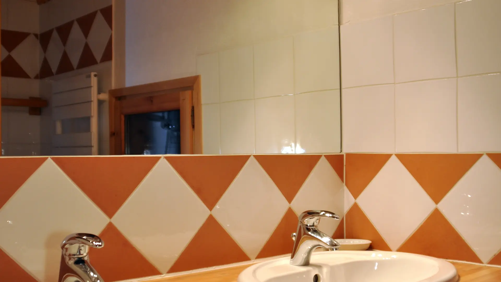 Vue sur la salle de bain avec les lavabos