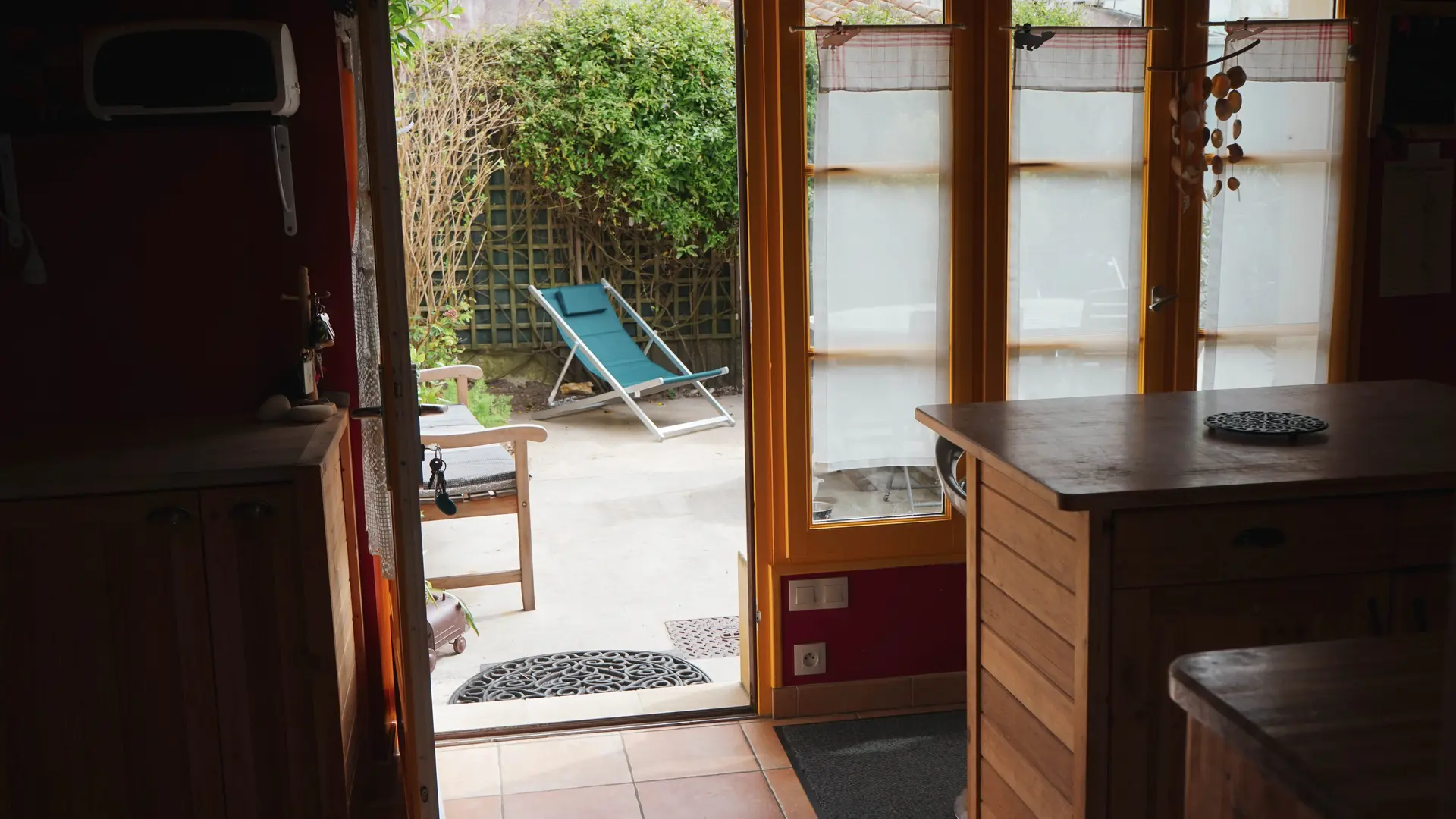 Autre vue de la cuisine avec son îlot central et son accès terrasse