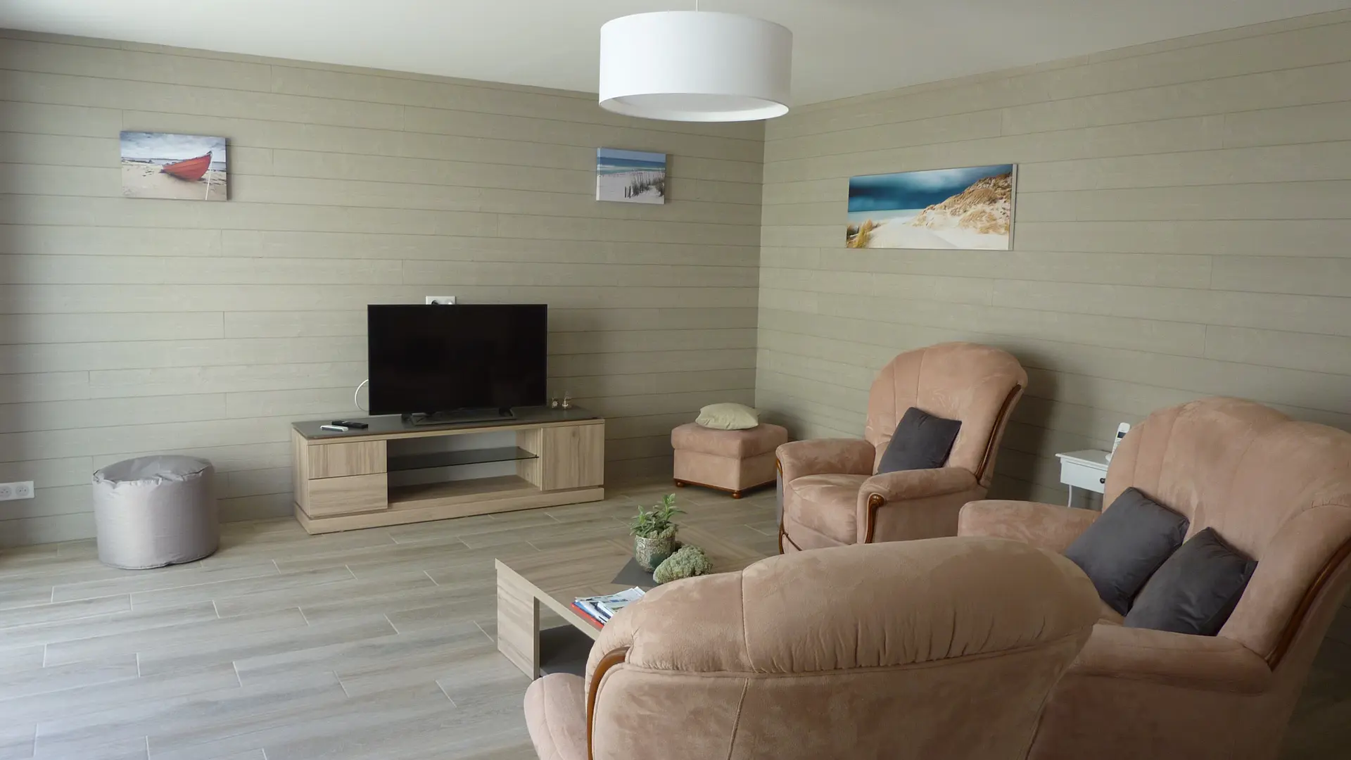 Wohnzimmer und Fernseher