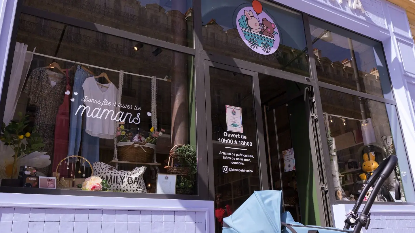 vue de la façade avec une poussette