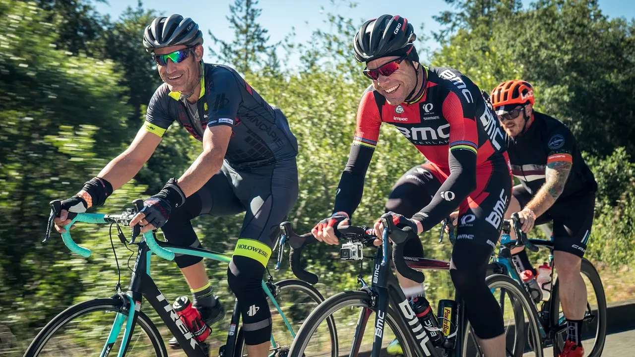 groupe de cyclistes dans le col du Ballon