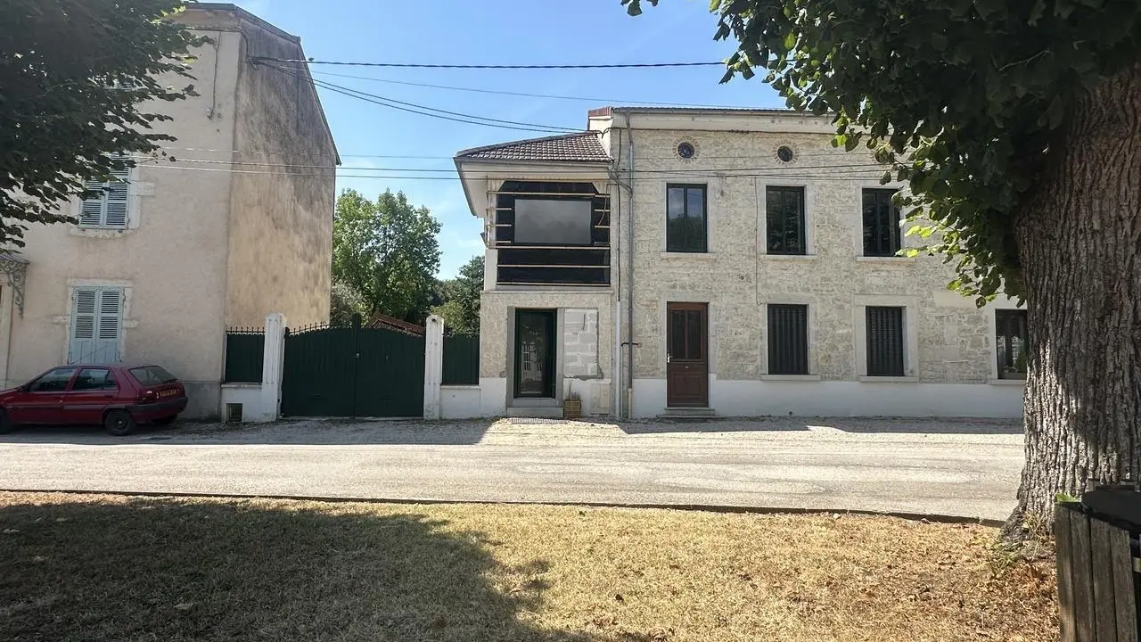 vue d'ensemble sur la propriété avec son gîte sur la gauche.