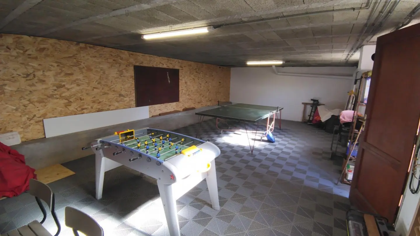 Salle de jeux avec baby-foot et ping-pong