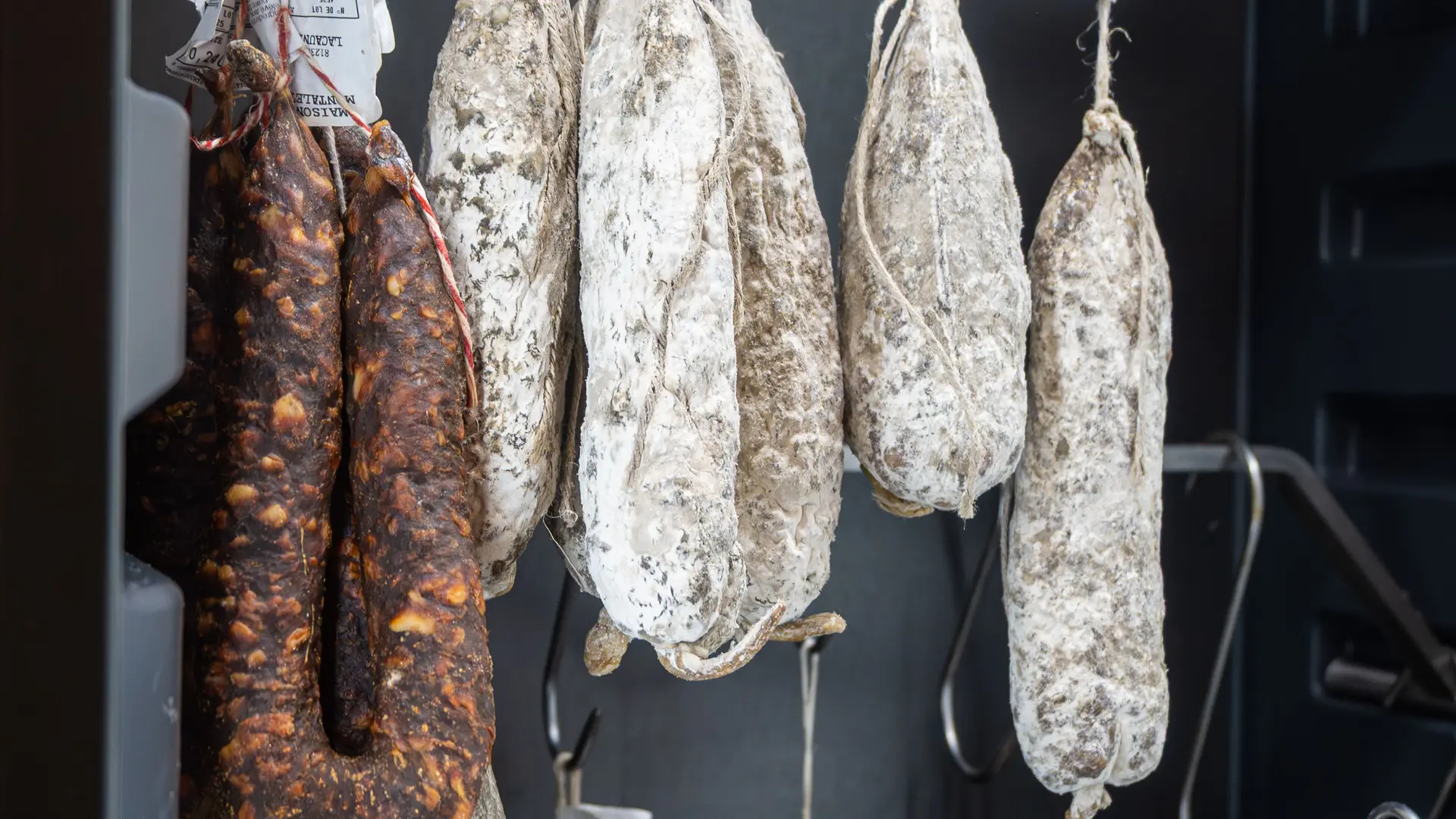 Sélection de charcuterie artisanale dans le cadre d’une dégustation du terroir niçois à Nice.