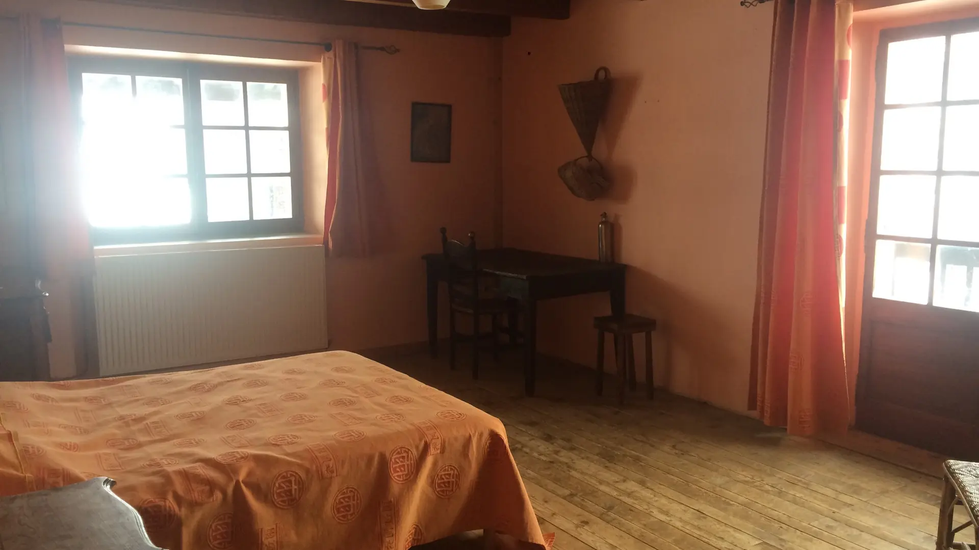 Chambre premier étage lit double vue sur Aravis