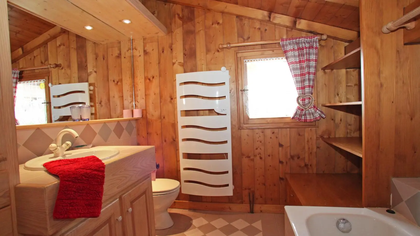 salle de bain avec baignoire à l'étage niveau des chambres N° 3 et N°4