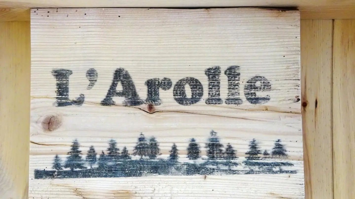 Détail de la décoration, peinture sur bois faite main.