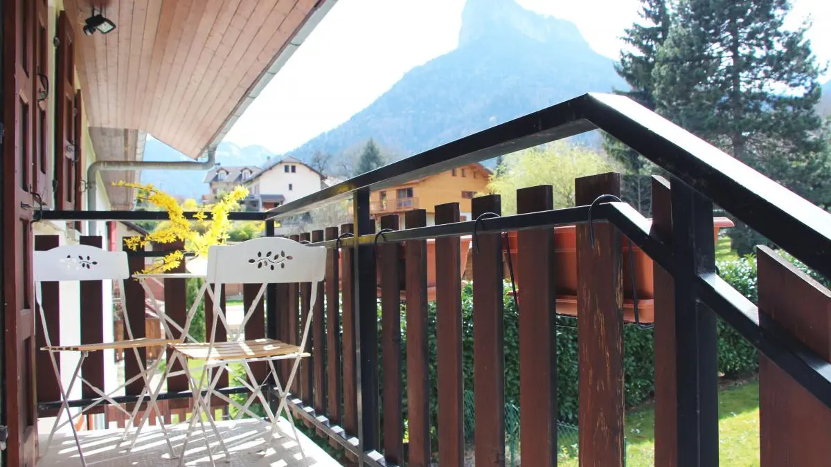 Entrée avec vue sur les montagnes.