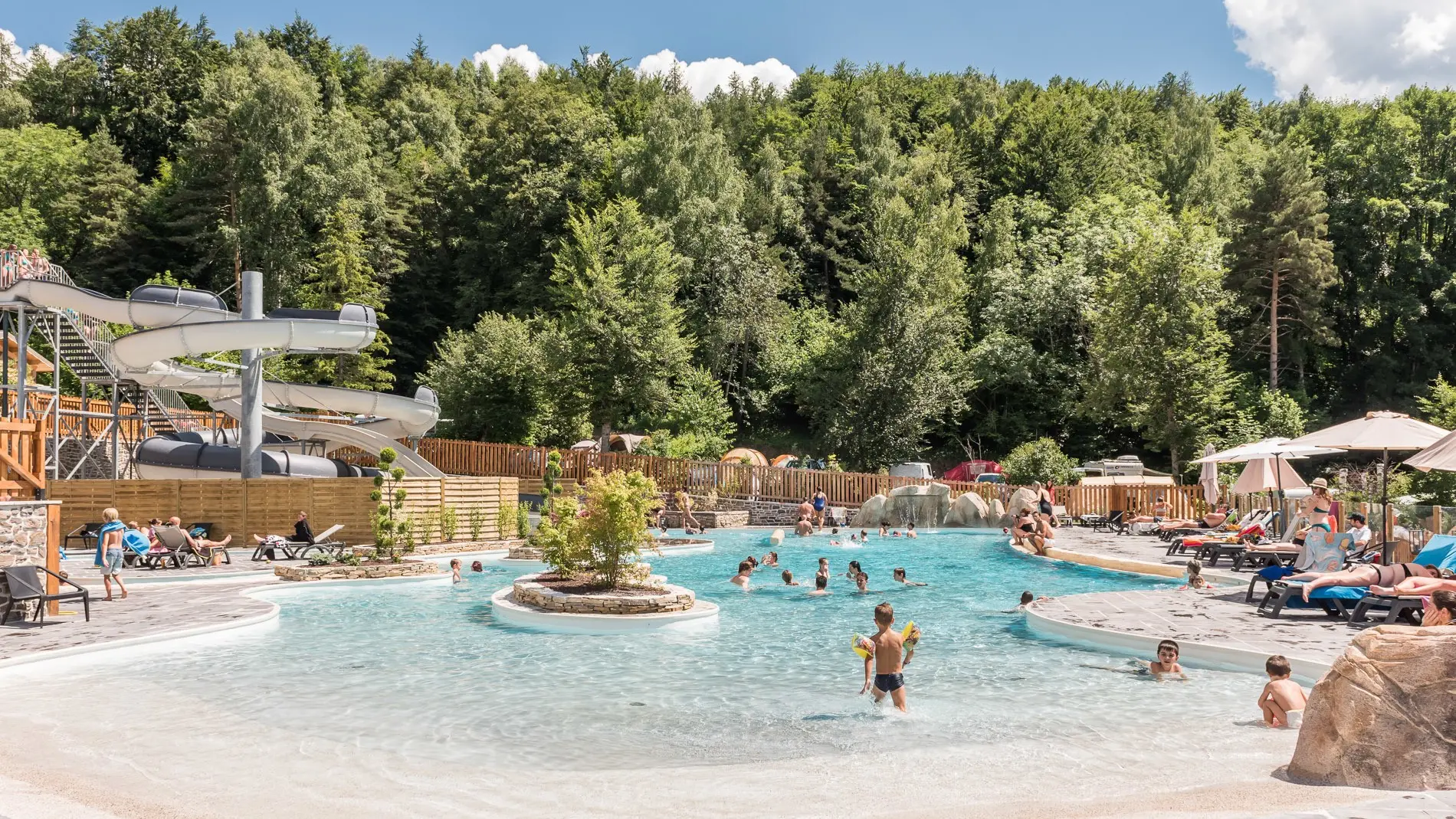 Piscine extérieure en été